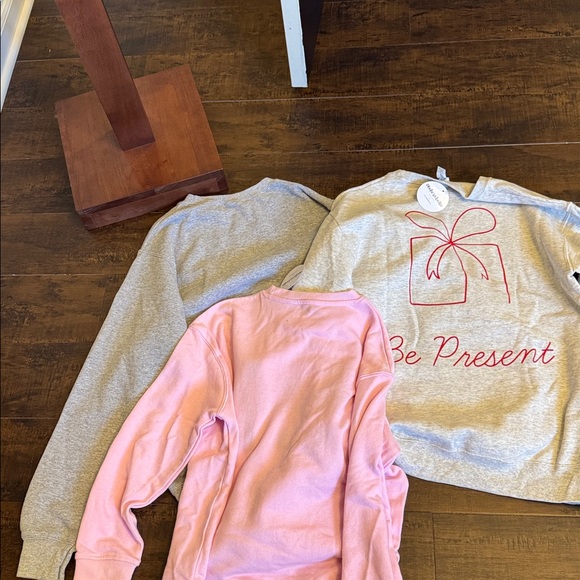 Holiday sweatshirts size small - Picture 4 of 4